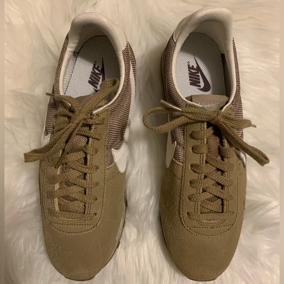 Nikes Shoes (Ladies) - Picture 3 of 6